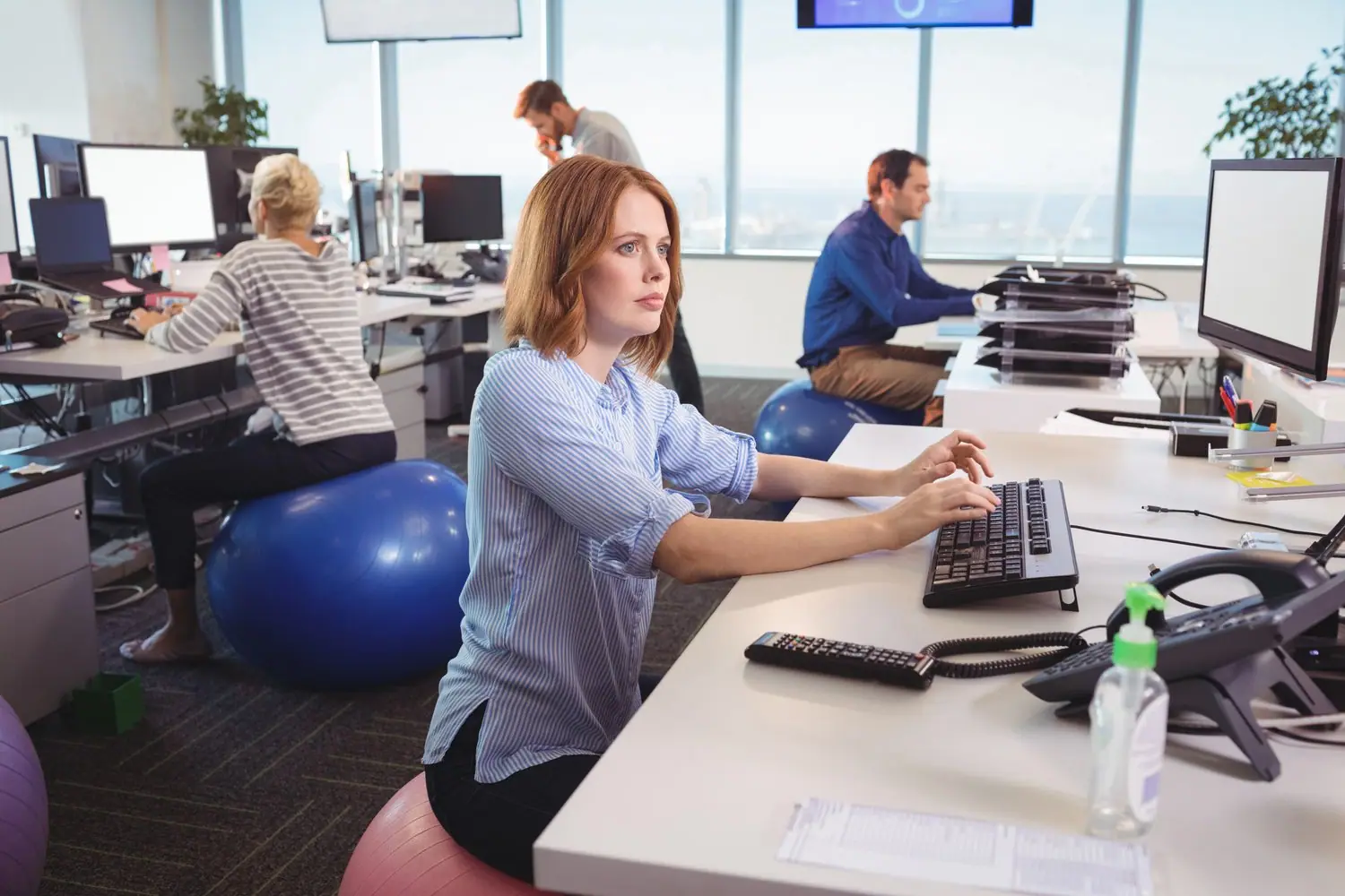 Ergonomia w pracy: Jak zadbać o kręgosłup podczas pracy biurowej?