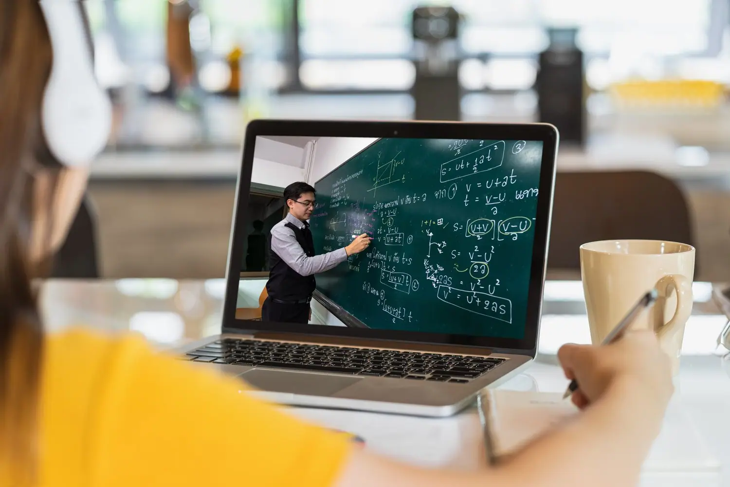 Szkolenia zawodowe online: jak wybrać wartościowy kurs i nie przepłacić?
