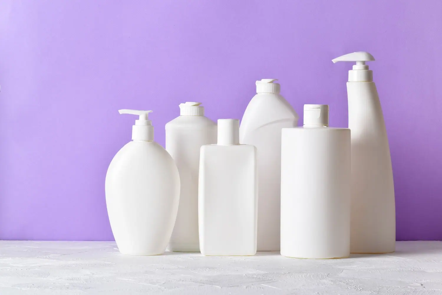 Czym różni się szampon dla włosów przetłuszczających się od szamponu do włosów suchych