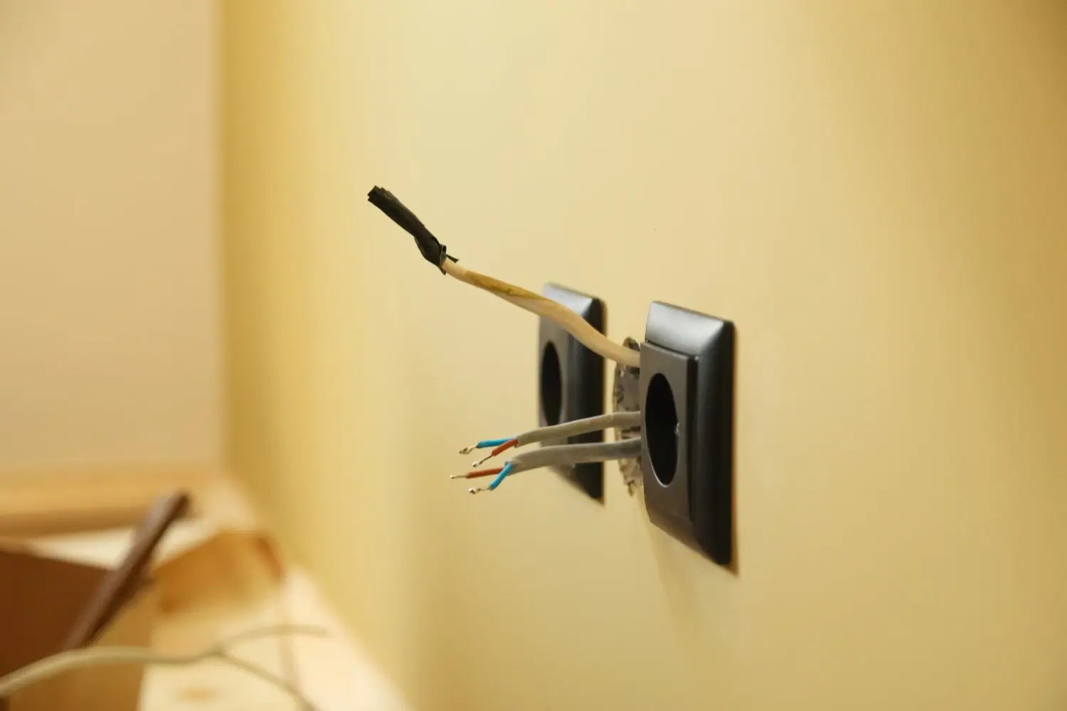 Jak zamontować gniazdko elektryczne w ścianie betonowej krok po kroku